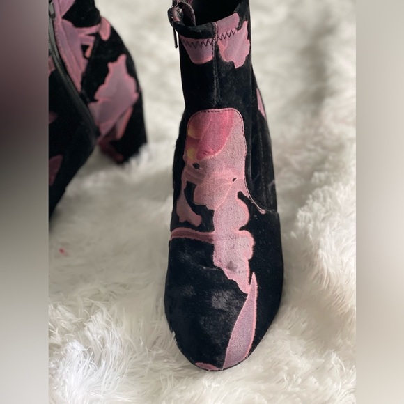 Black velvet floral booties by Steve Madden - Picture 6 of 13
